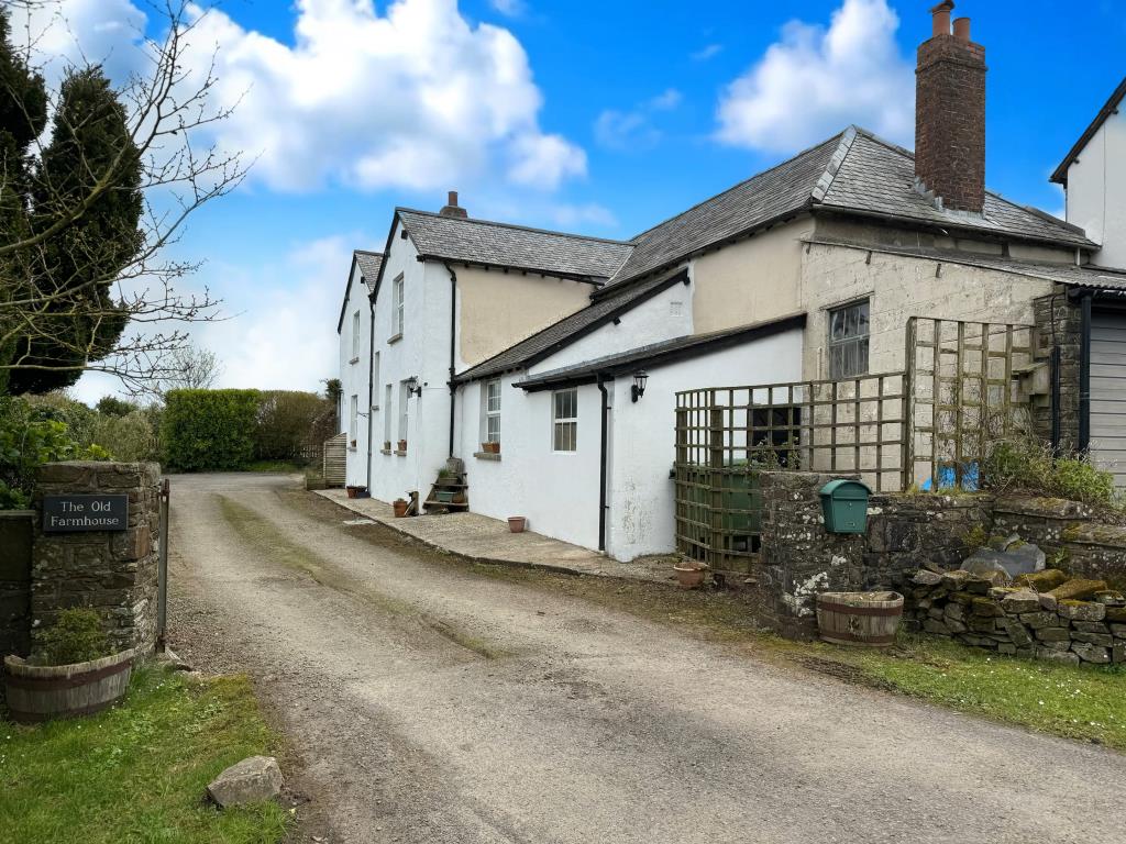 Lot: 49 - FIVE-BEDROOM FARMHOUSE FORMER BED & BREAKFAST PREMISES - Drive to the rear with parking for several vehicles